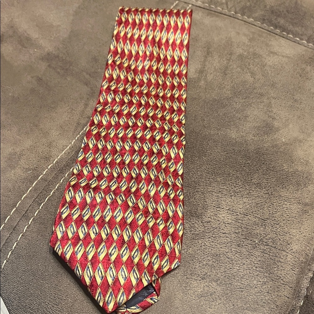 Roundtree & Yorke Red and Gold Patterned Tie